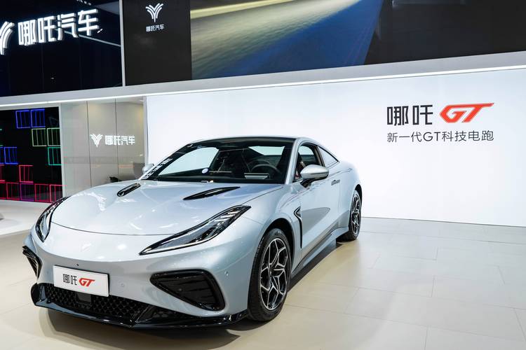 佛山18哪吒汽车在智能汽车领域的表现，领途汽车在新能源汽车市场中的影响力